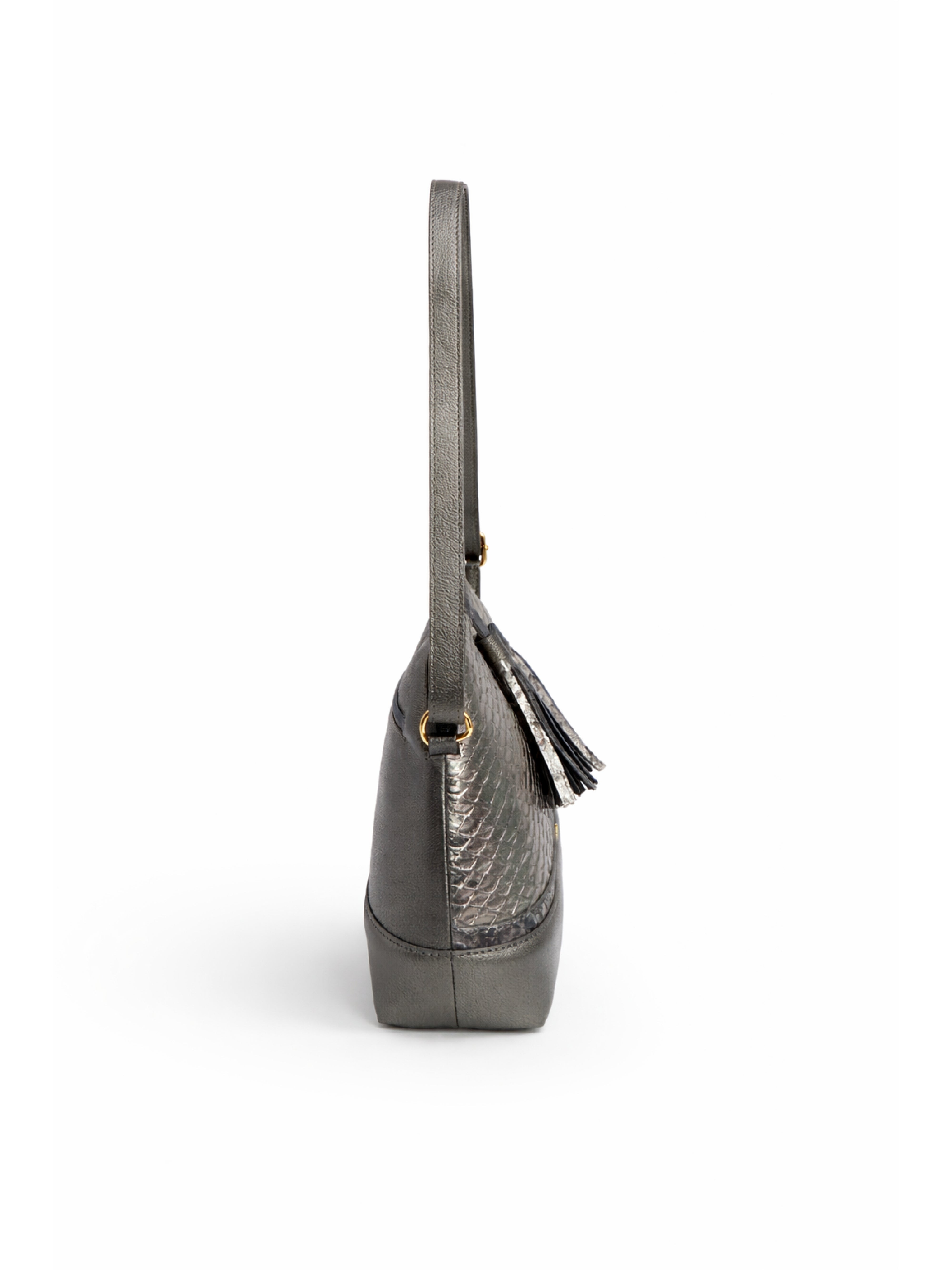 Bolso bandolera caño fusil con textura grabada y borlas decorativas