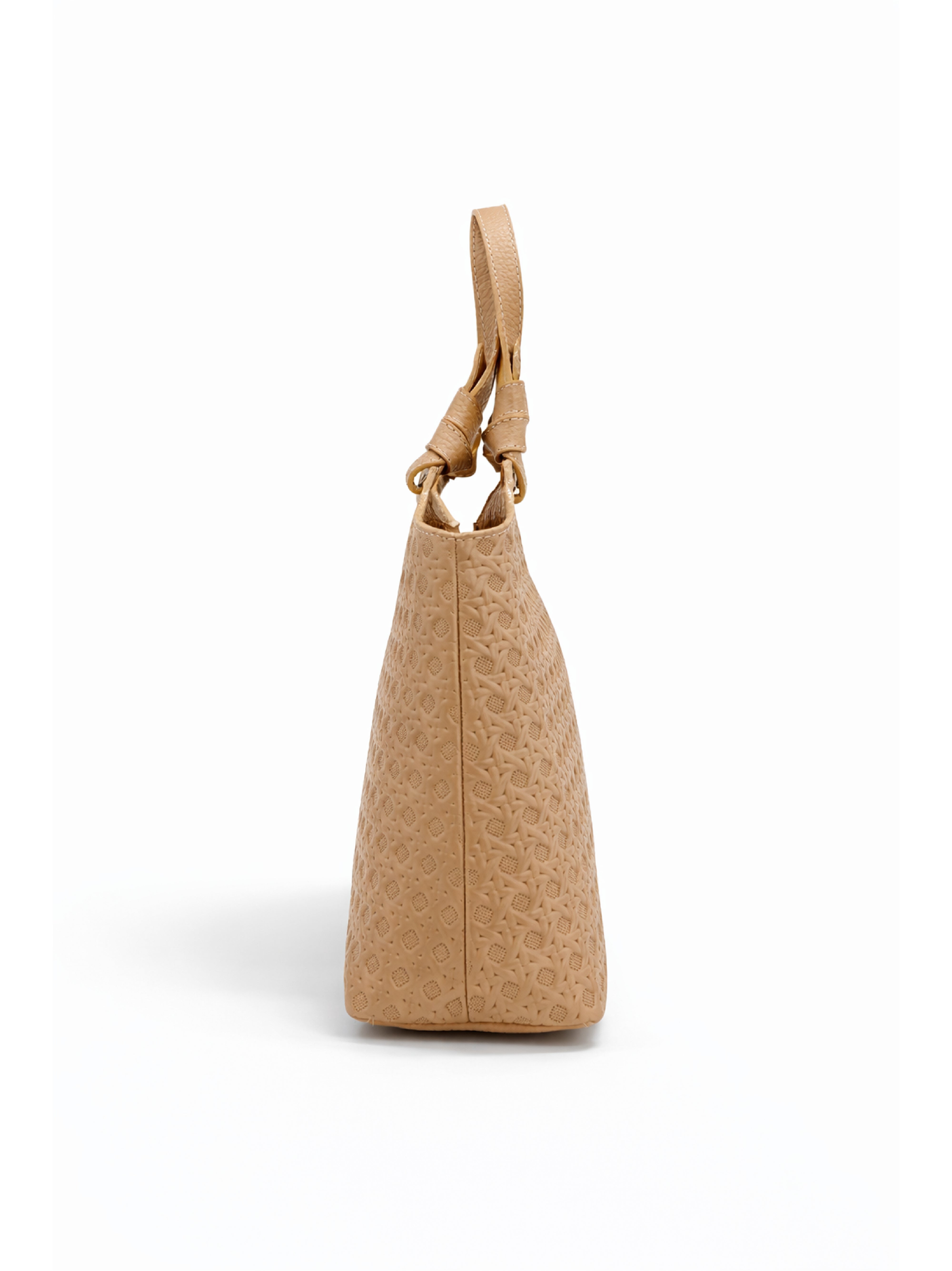 BOLSO TONO CAPUCHINO CON TEXTURA GRABADAS Y ASAS ESTRUCTURADAS