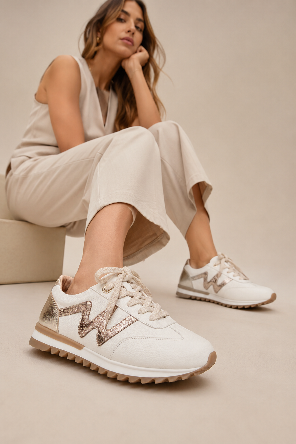 Tenis en Cuero Beige con Detalles Dorados