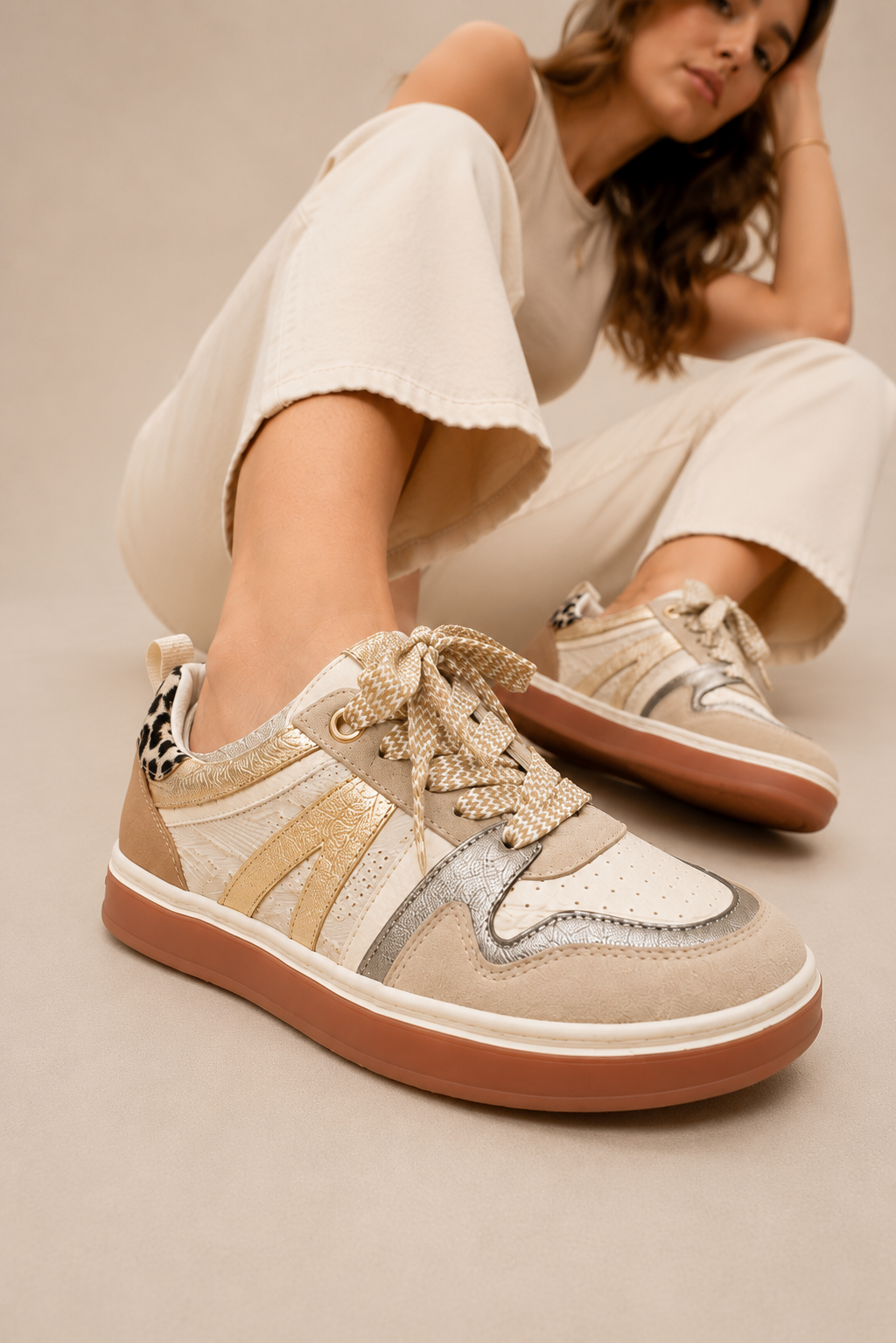Tenis en Cuero Multitono Beige con Detalles Metalizados