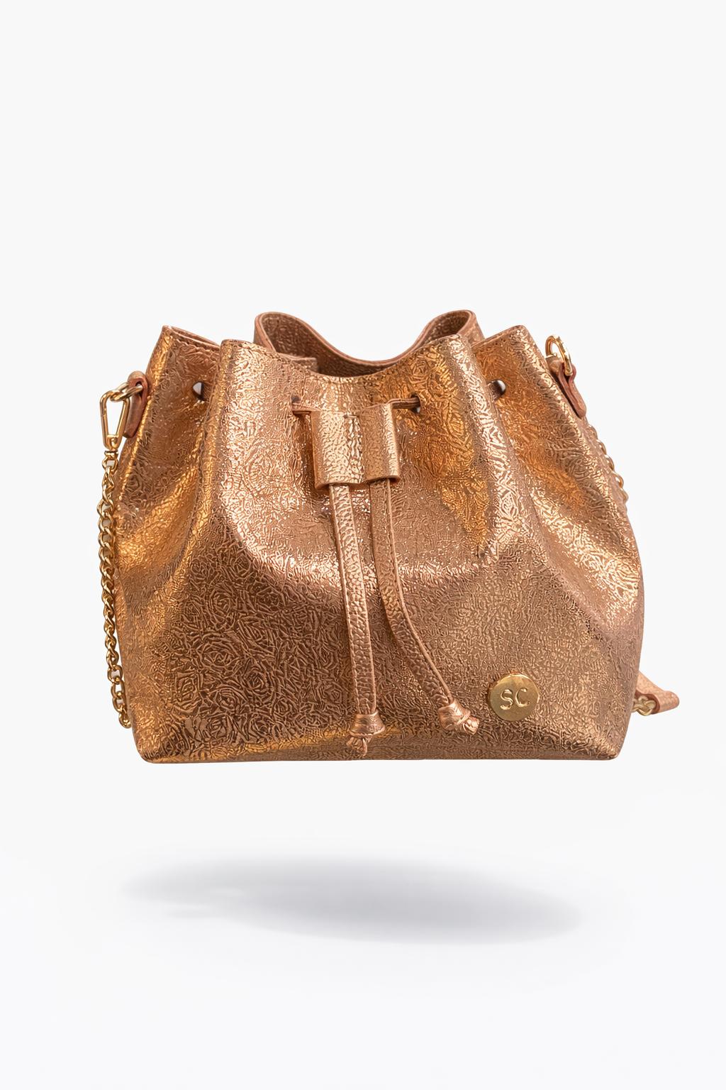 Bolso tipo bucket dorado metalizado con cadena
