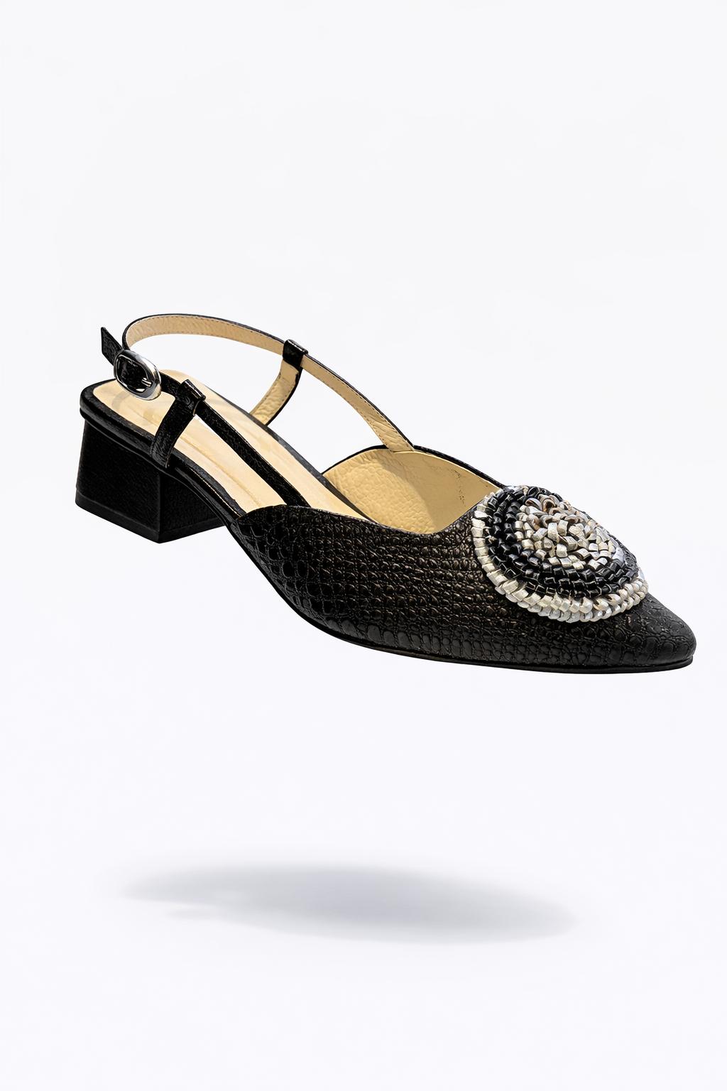 Zapato Negro con Aplique Decorativo