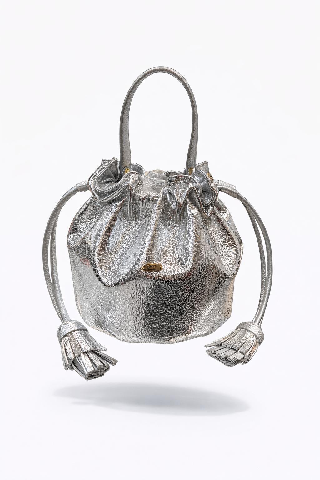 Bolso bucket plateado con acabado metálico y borlas