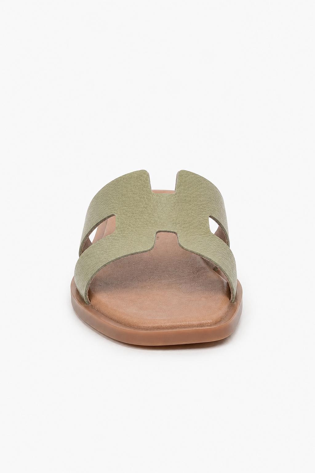 Sandalia plana minimalista en tono verde oliva