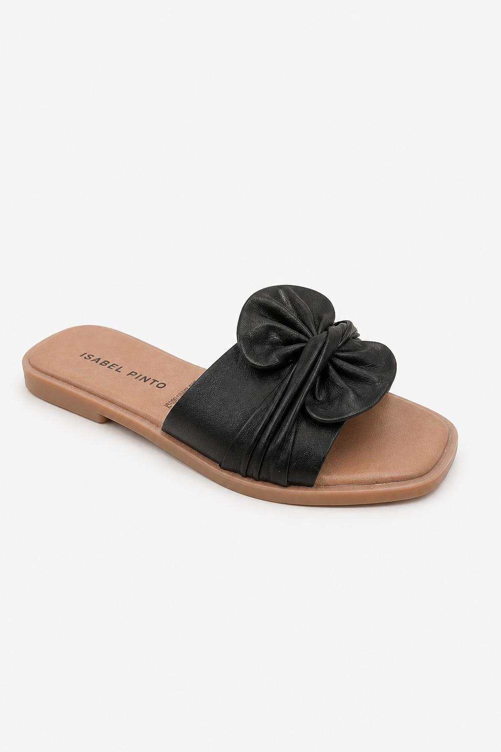 Sandalias planas elegantes con detalle fruncido