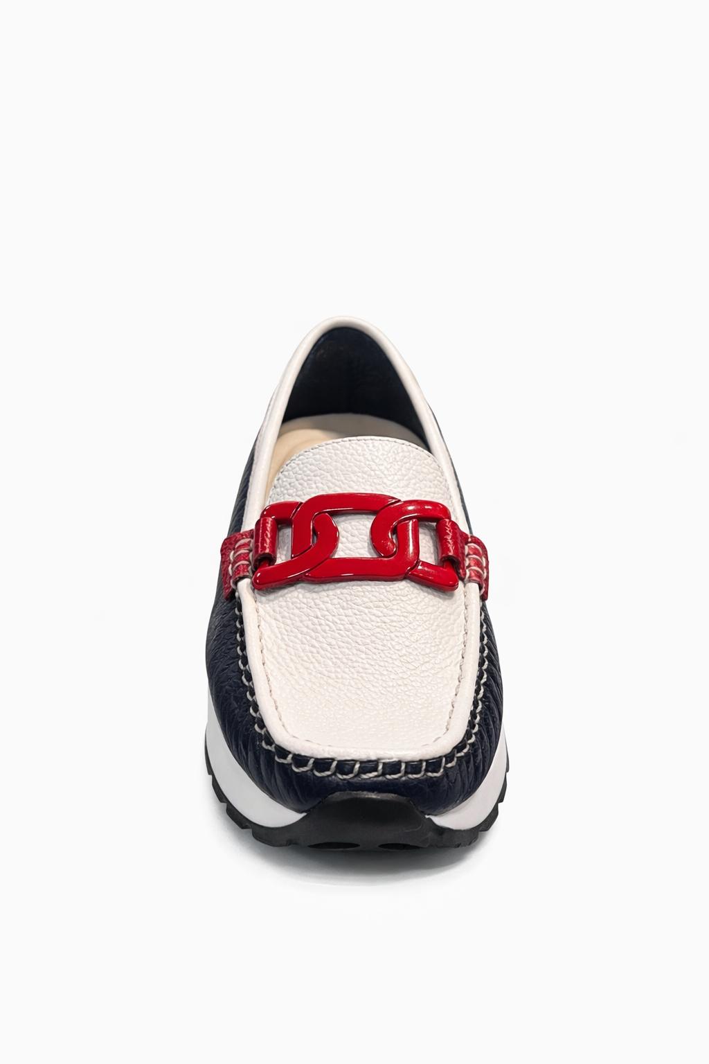 Moccasin en cuero tommy azul talco con broche rojo