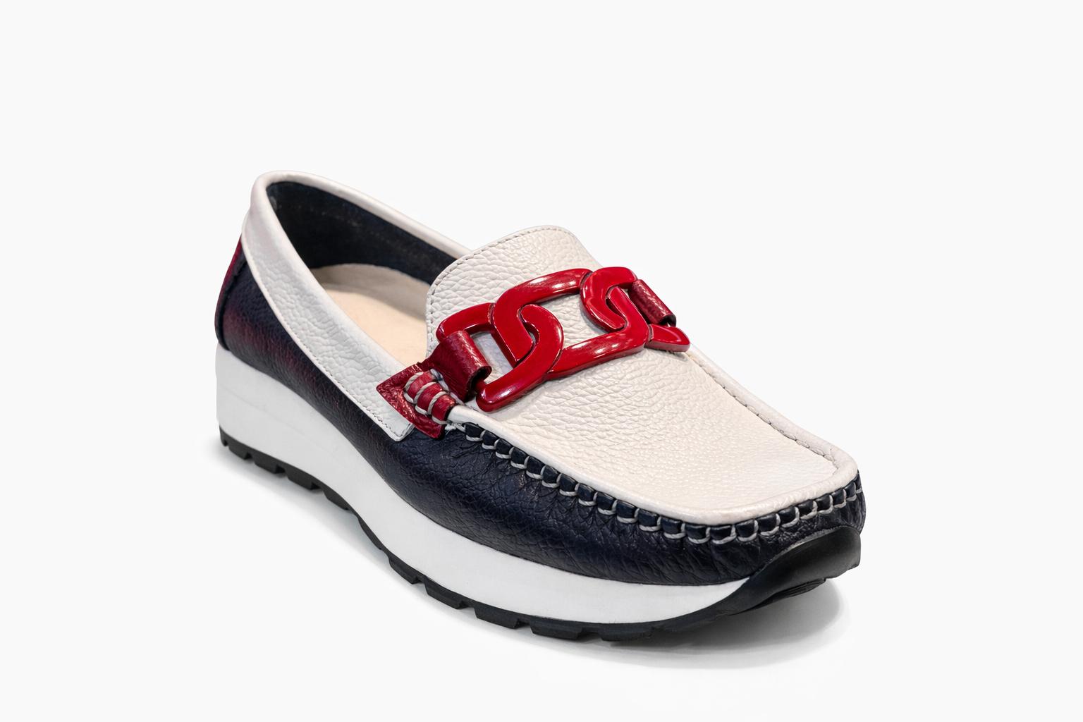 Moccasin en cuero tommy azul talco con broche rojo