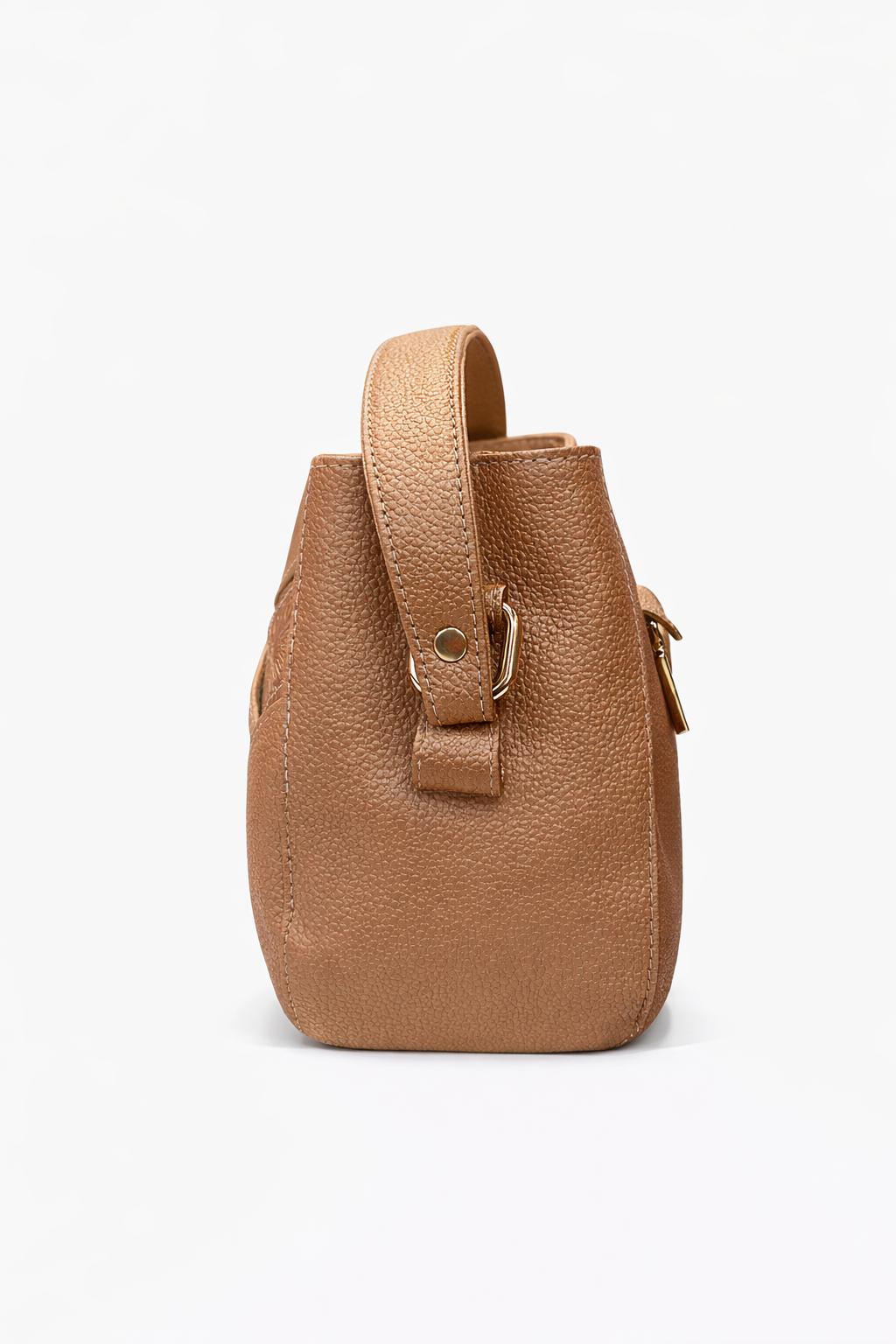Bolso de mano bronce con diseño y texturas grabadas