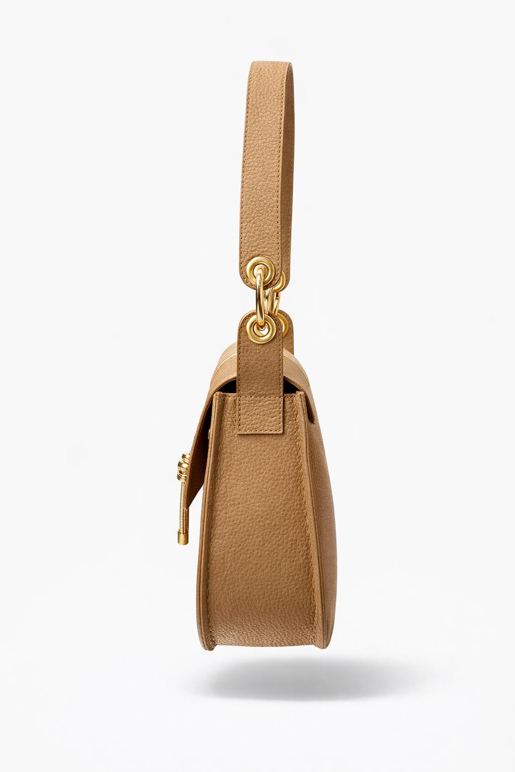Bolso de hombro con detalle dorado y textura grabada