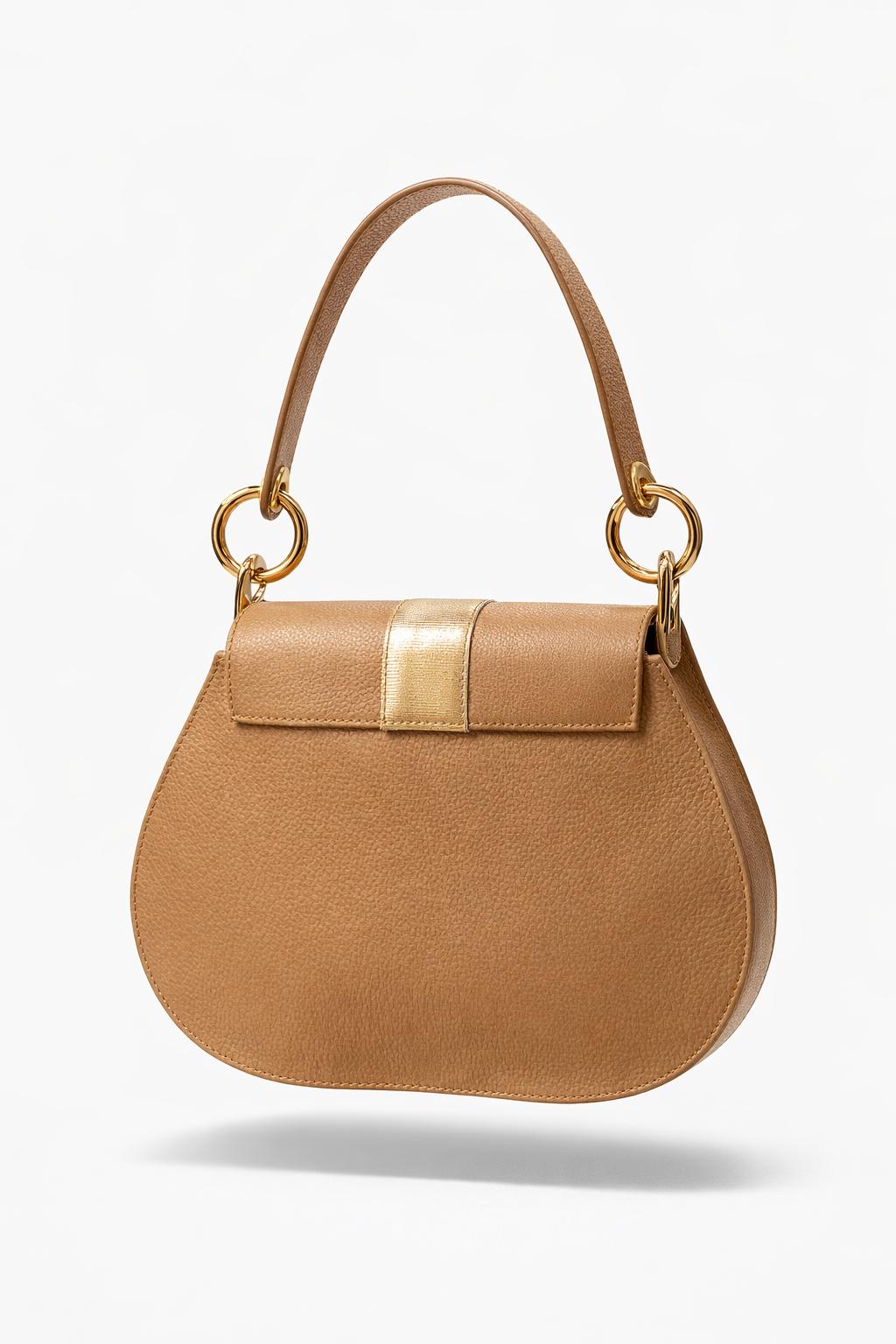 Bolso de hombro con detalle dorado y textura grabada