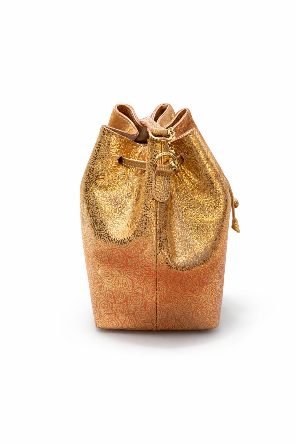 Bolso tipo bucket dorado metalizado con cadena