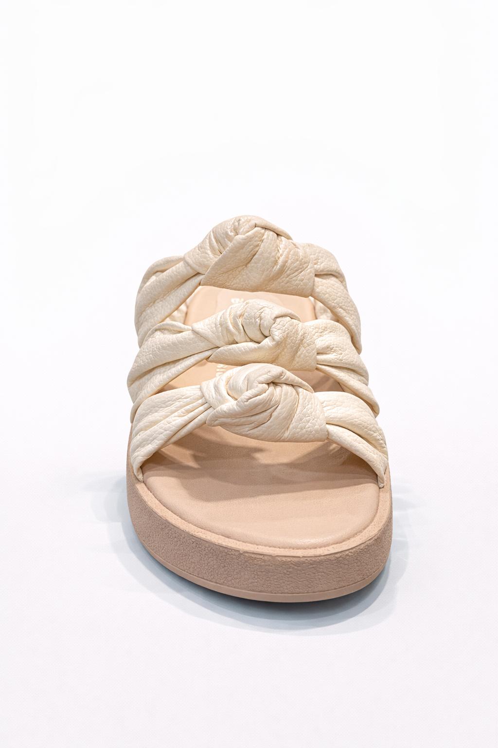 Sandalia en cuero color talco