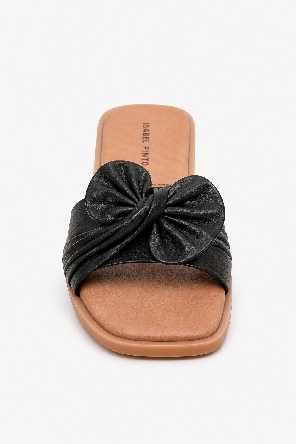 Sandalias planas elegantes con detalle fruncido