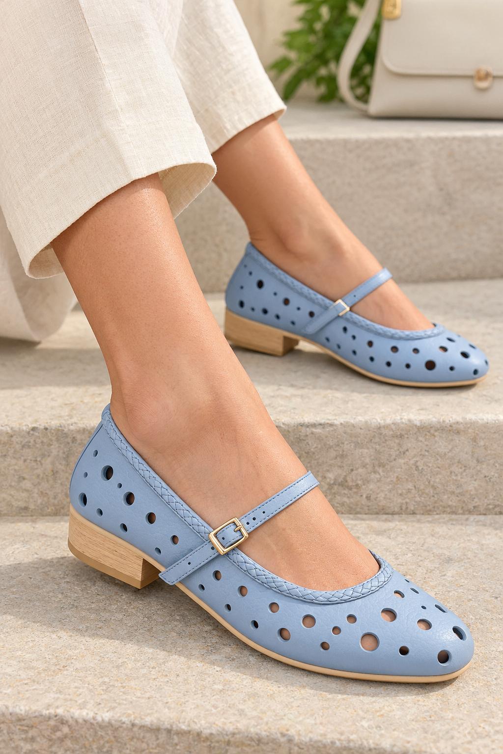 detalle de la baleta azul en cuero con perforaciones circulares