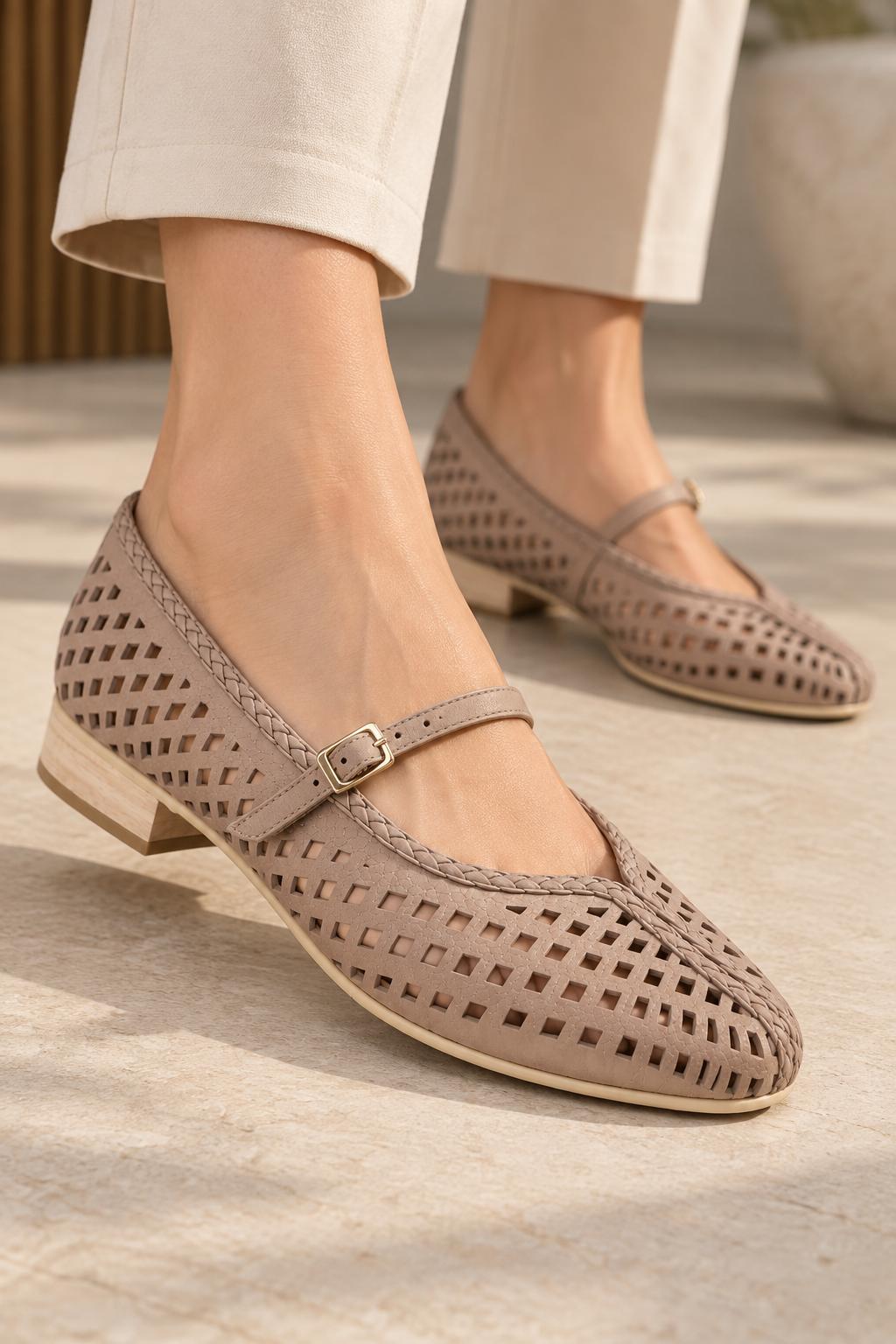 detalle de las baletas en cuero taupe con perforaciones geometricas