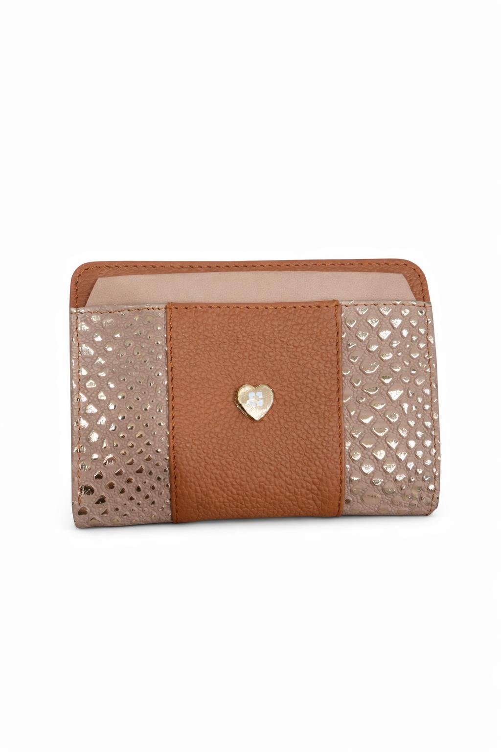 Billetera en cuero con detalle decorativo en corazón