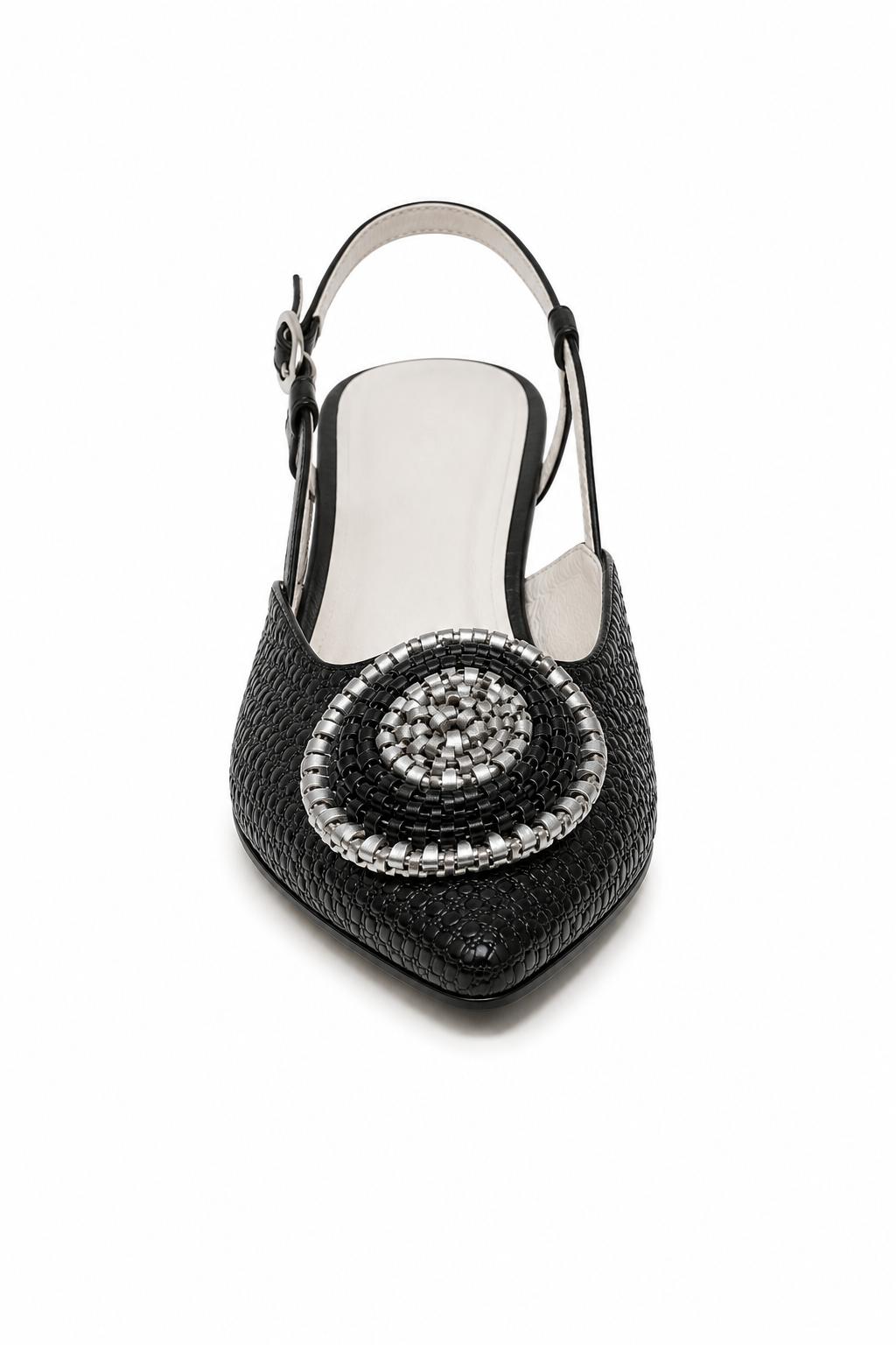 Zapato Negro con Aplique Decorativo