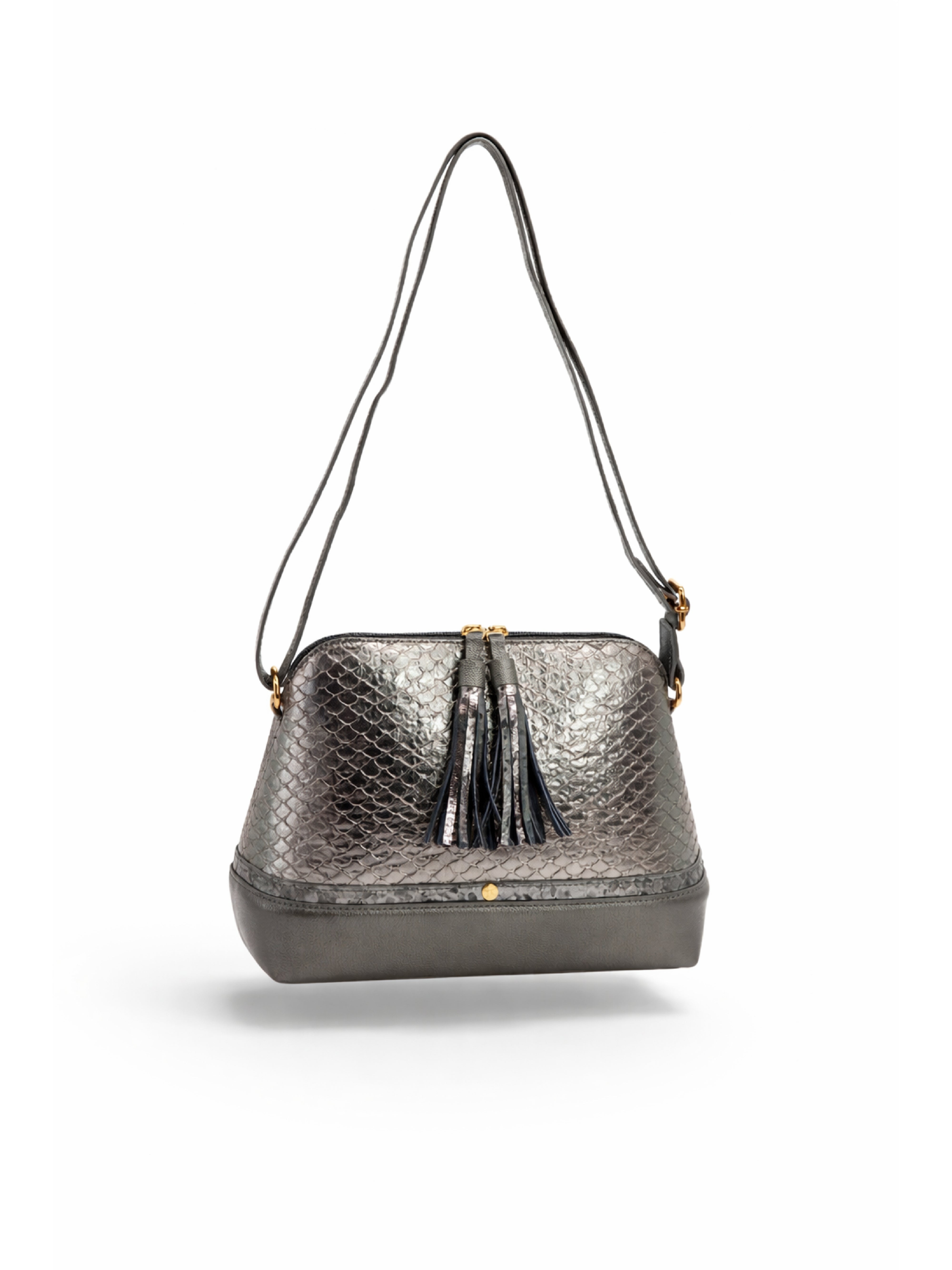 Bolso bandolera caño fusil con textura grabada y borlas decorativas