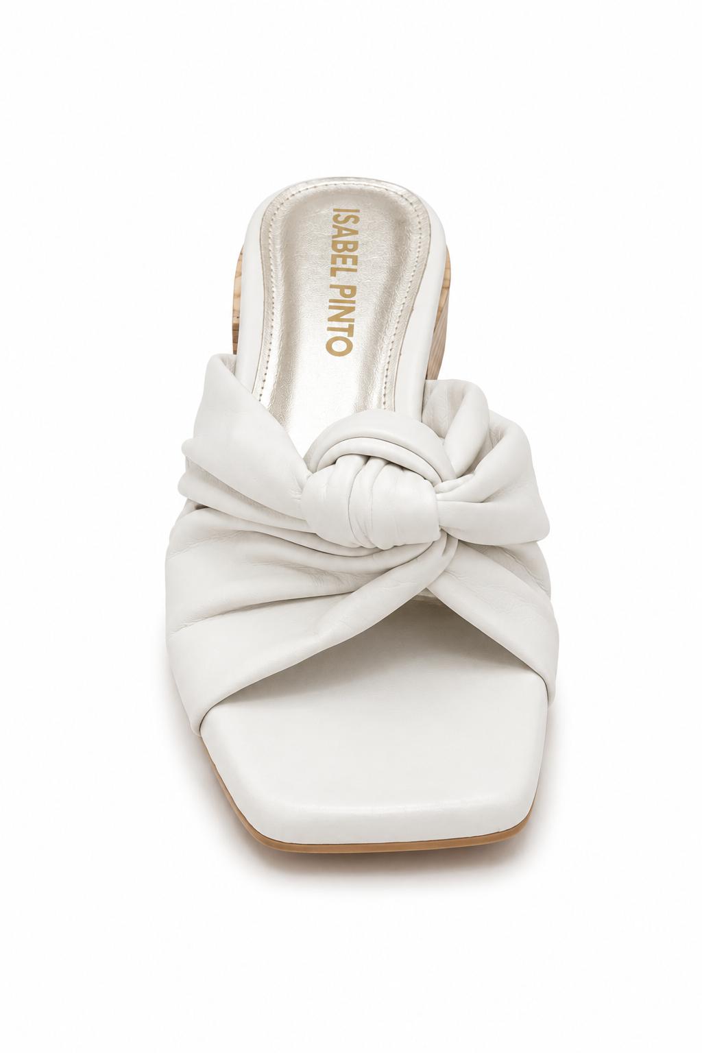 Sandalia en cuero blanco con nudo decorativo para mujer vista frontal