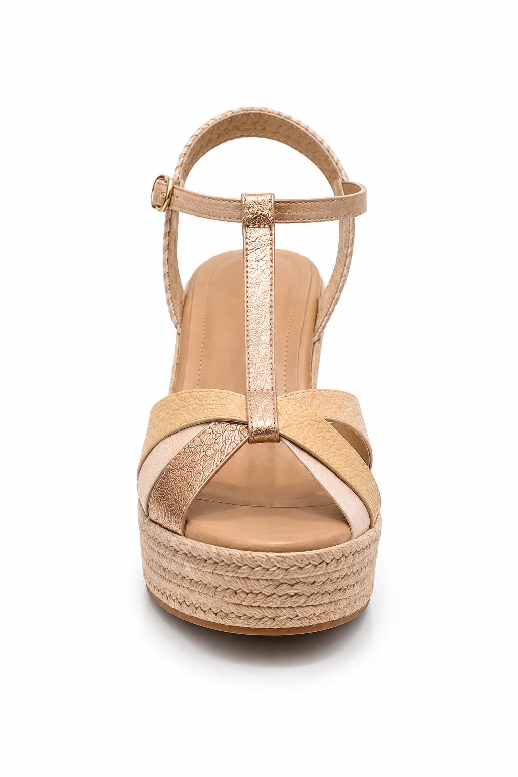 Sandalia en cuero color talco x dorado