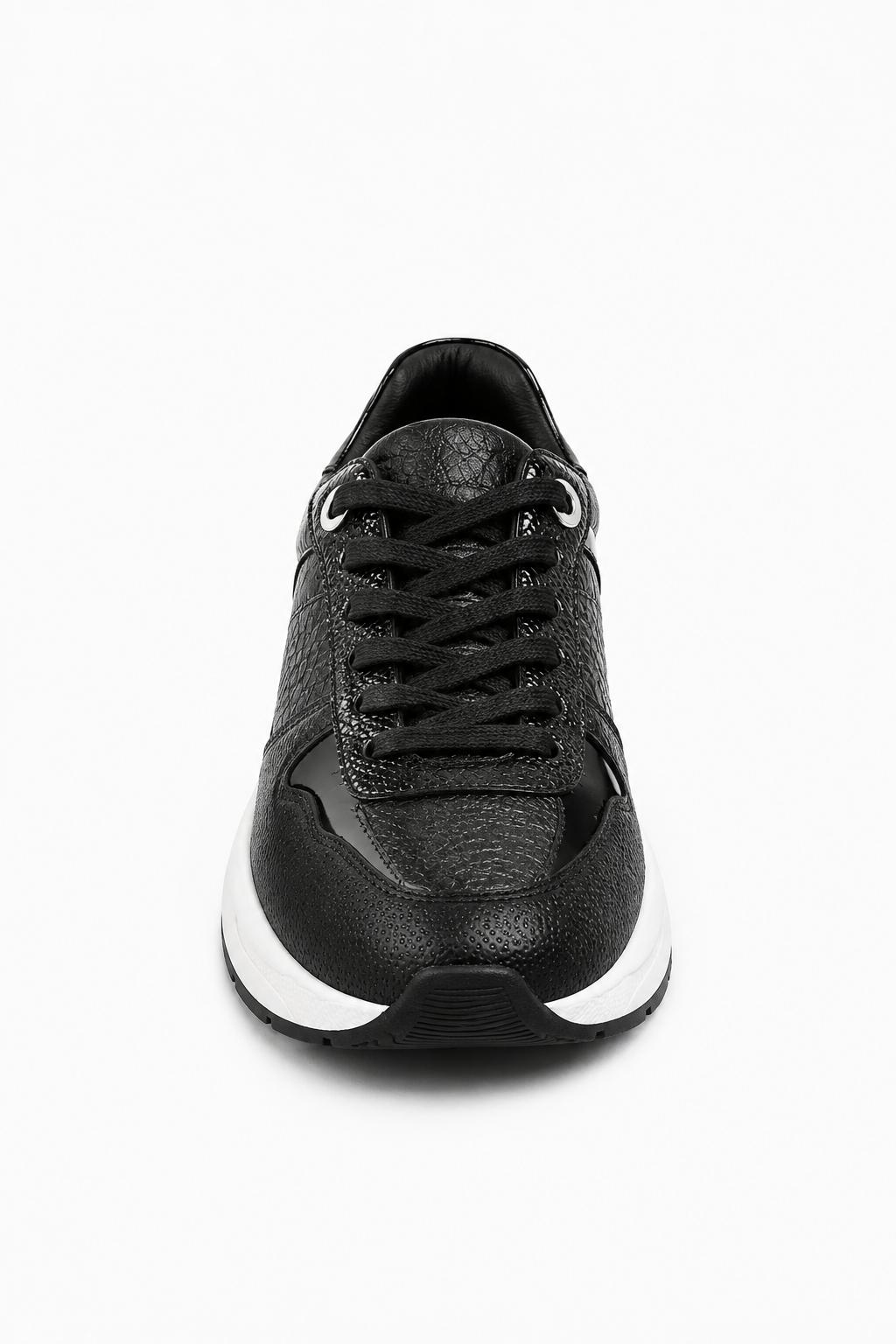 tenis en cuero negro vista frontal