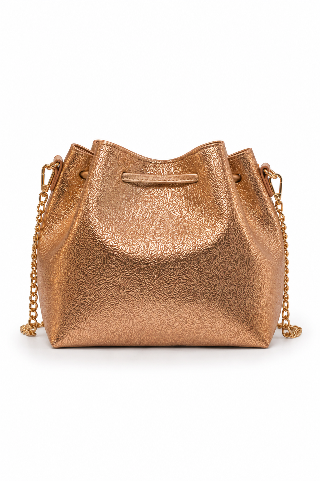 Bolso tipo bucket ocre metalizado con cadena