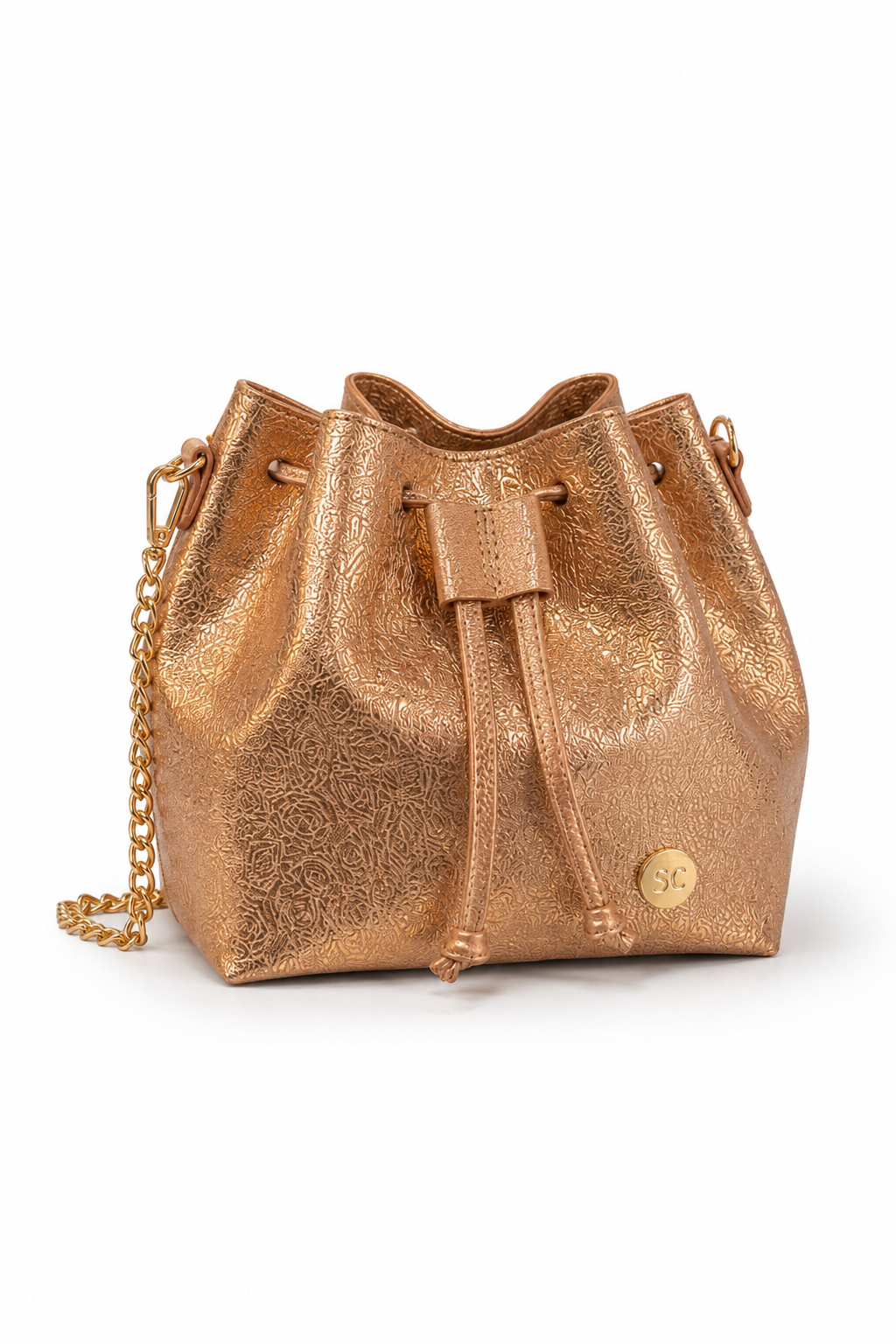 Bolso tipo bucket dorado metalizado con cadena