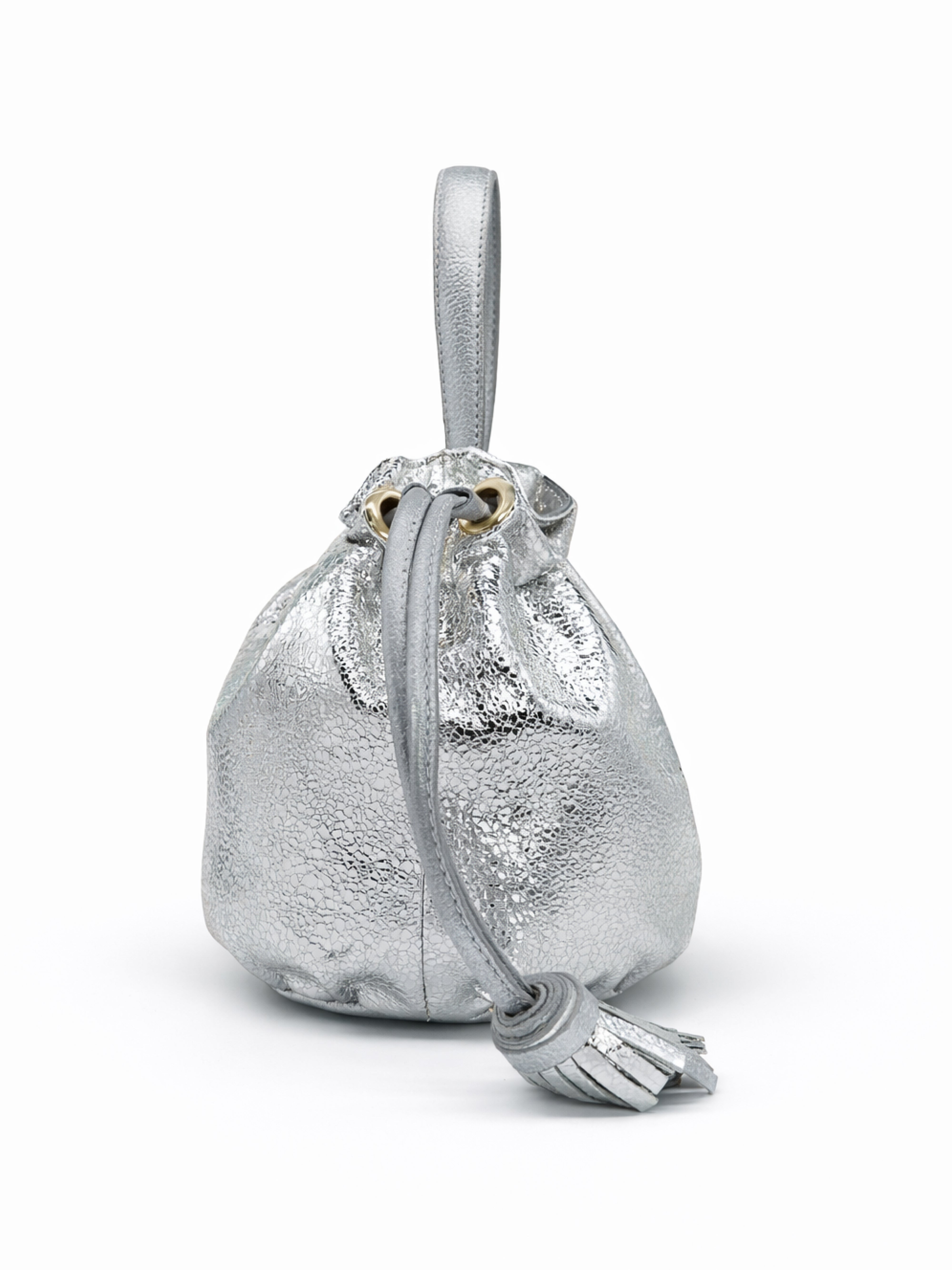 Bolso bucket plateado con acabado metálico y borlas