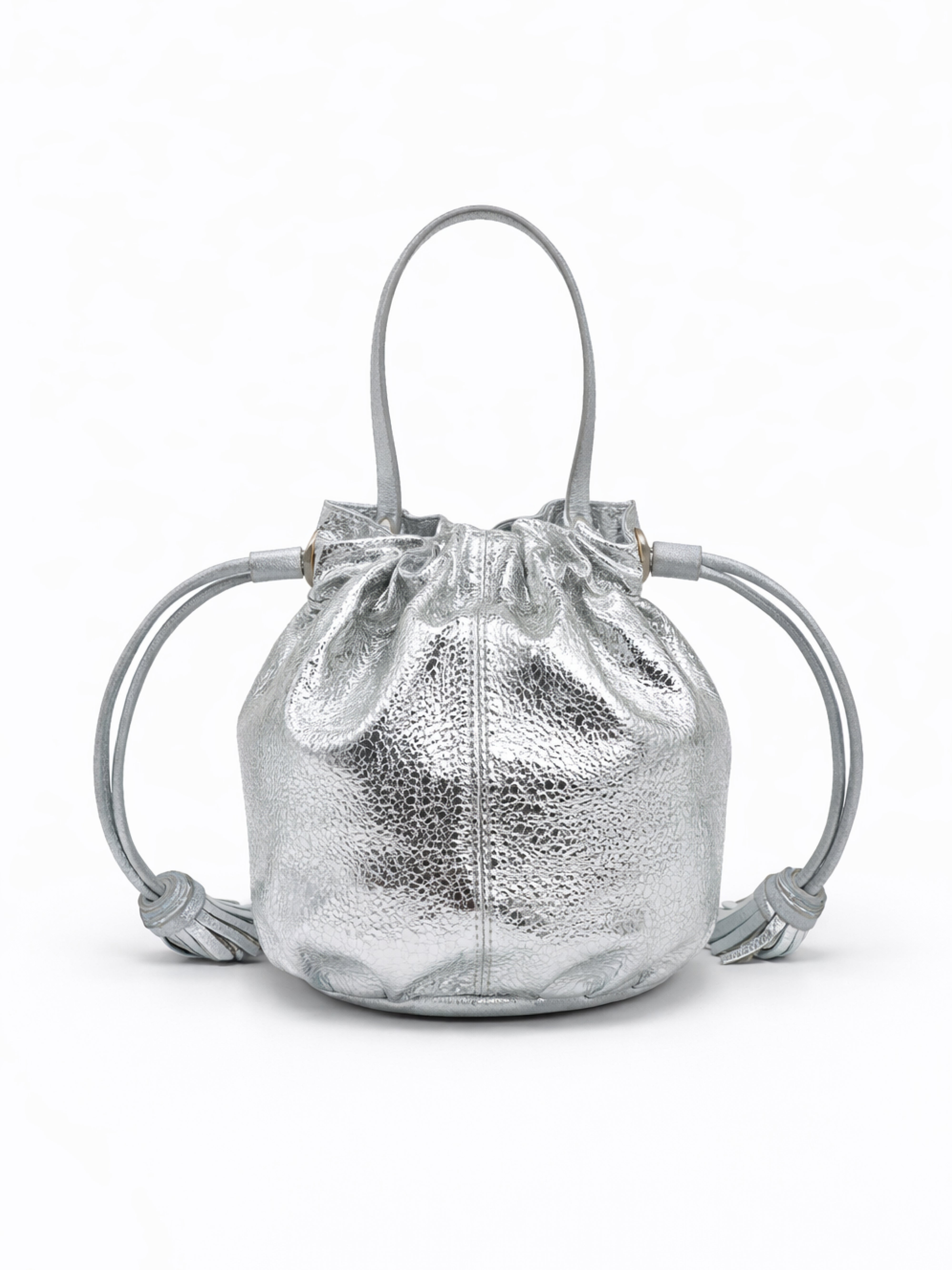 Bolso bucket plateado con acabado metálico y borlas