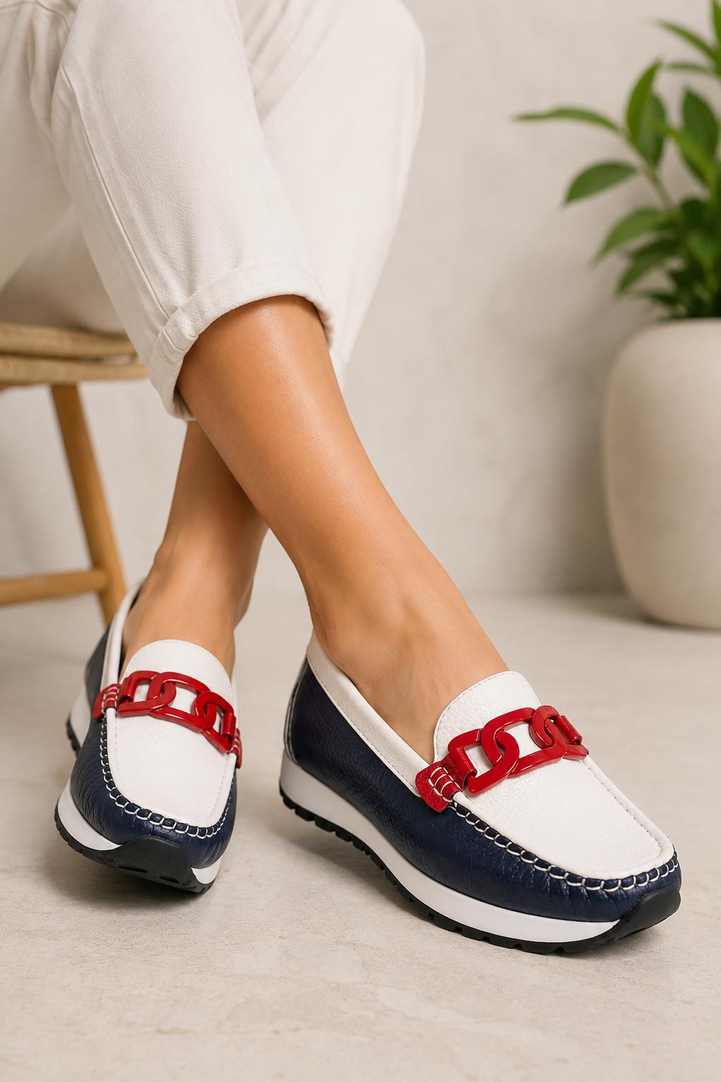 Mocasin en cuero azul talco con broche rojo