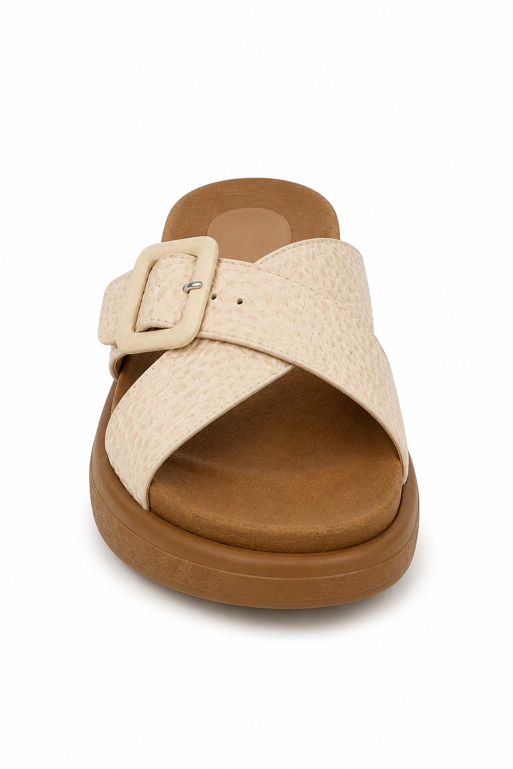 Sandalia en Cuero Beige con Hebilla Cruzada