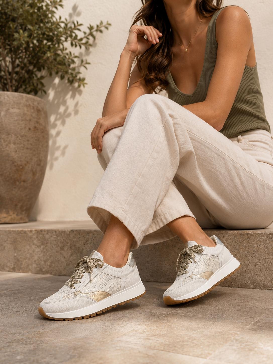 Tenis casual elegante para mujer en tonos blanco y dorado