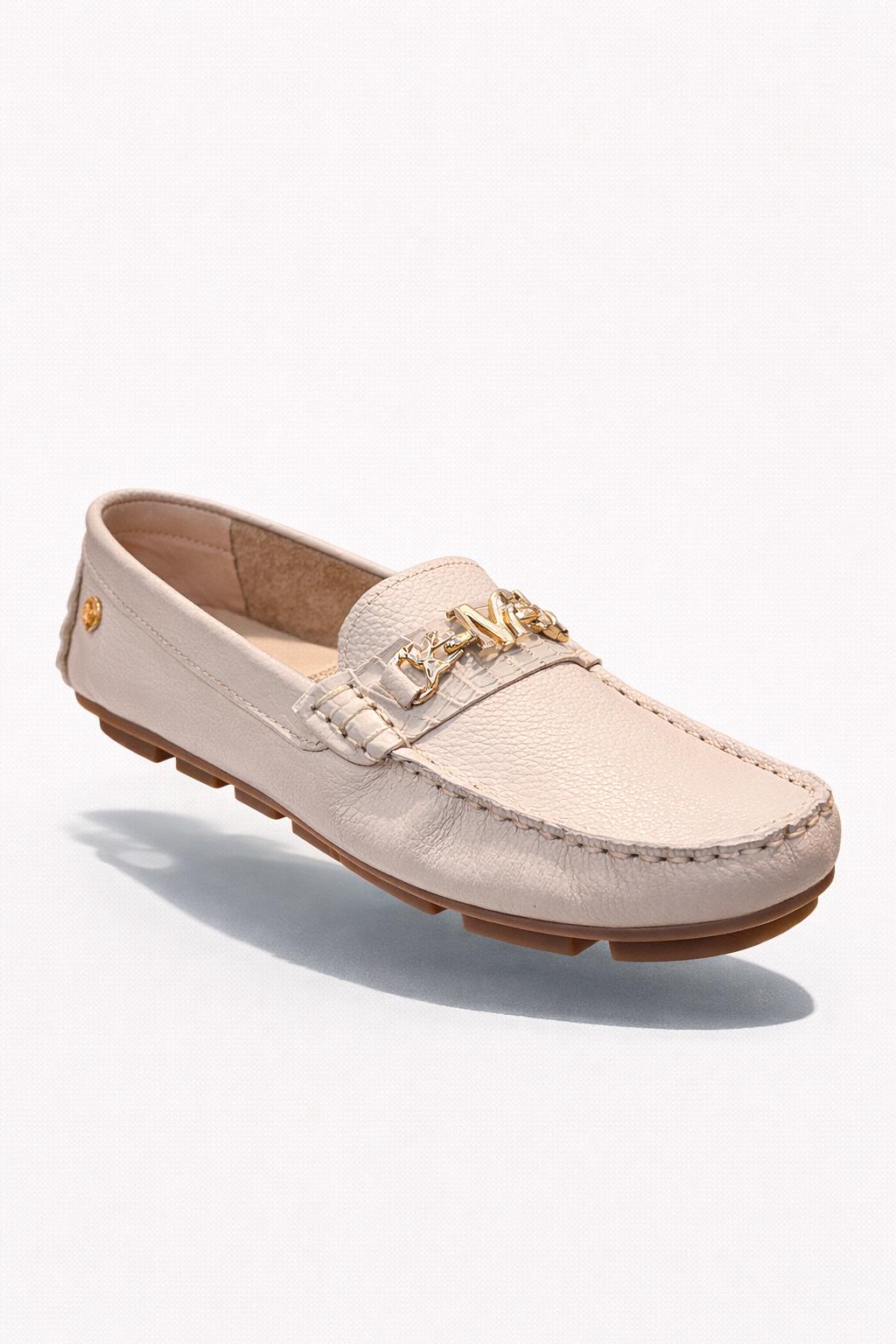 Mocasín beige con herraje dorado