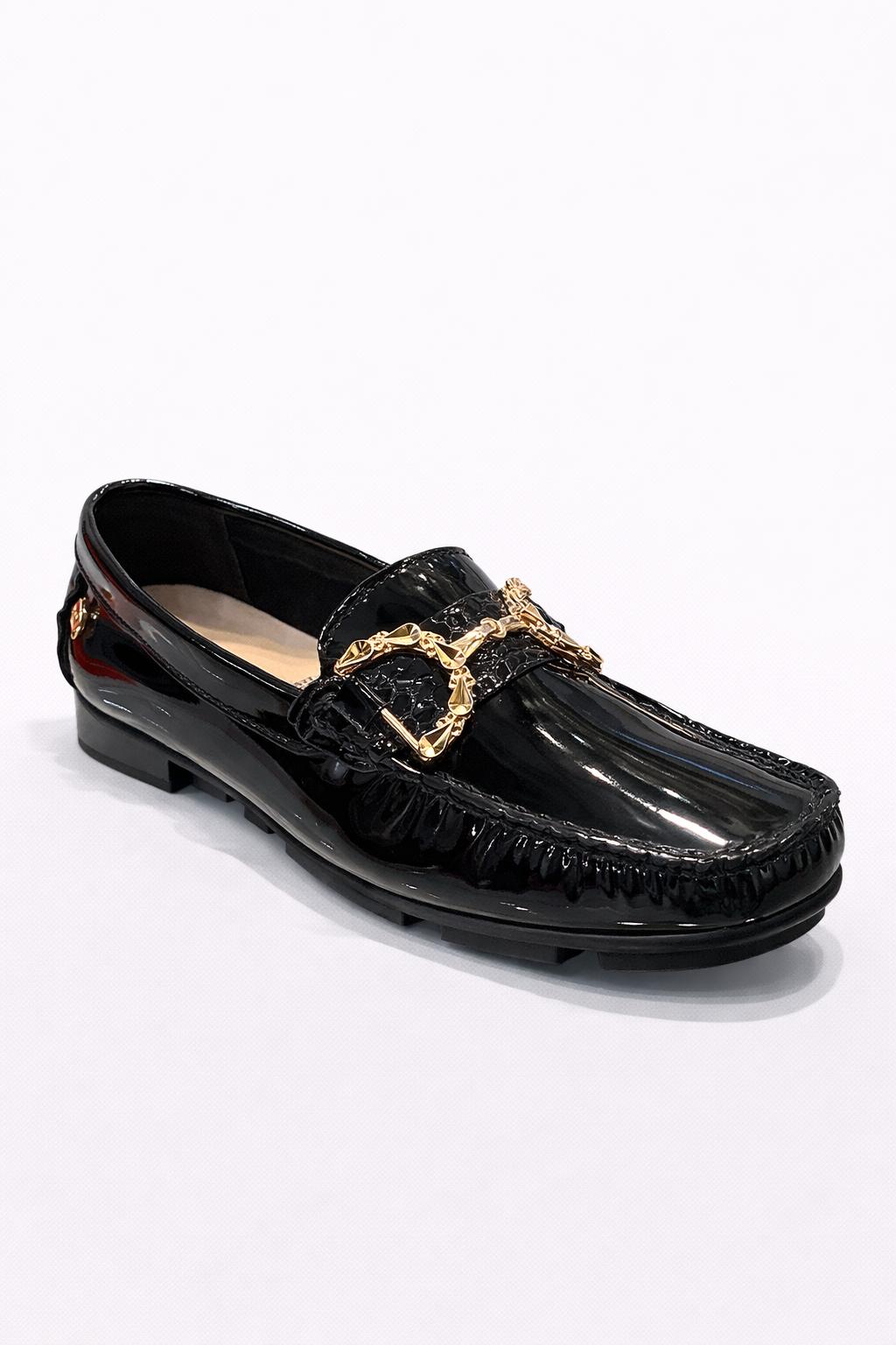 Zapato tipo mocasín charol negro con herraje dorado