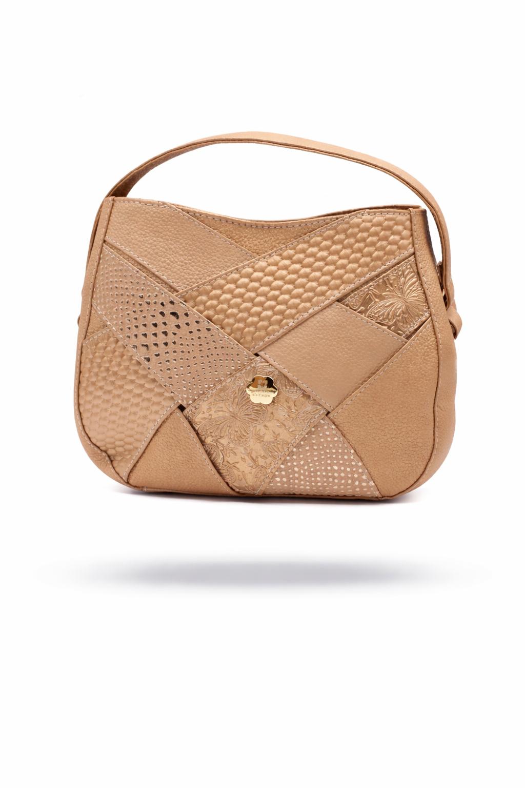 Bolso de mano bronce con diseño y texturas grabadas