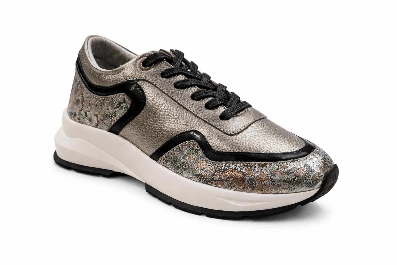 Tennis en cuero color plata con negro con animal print plata