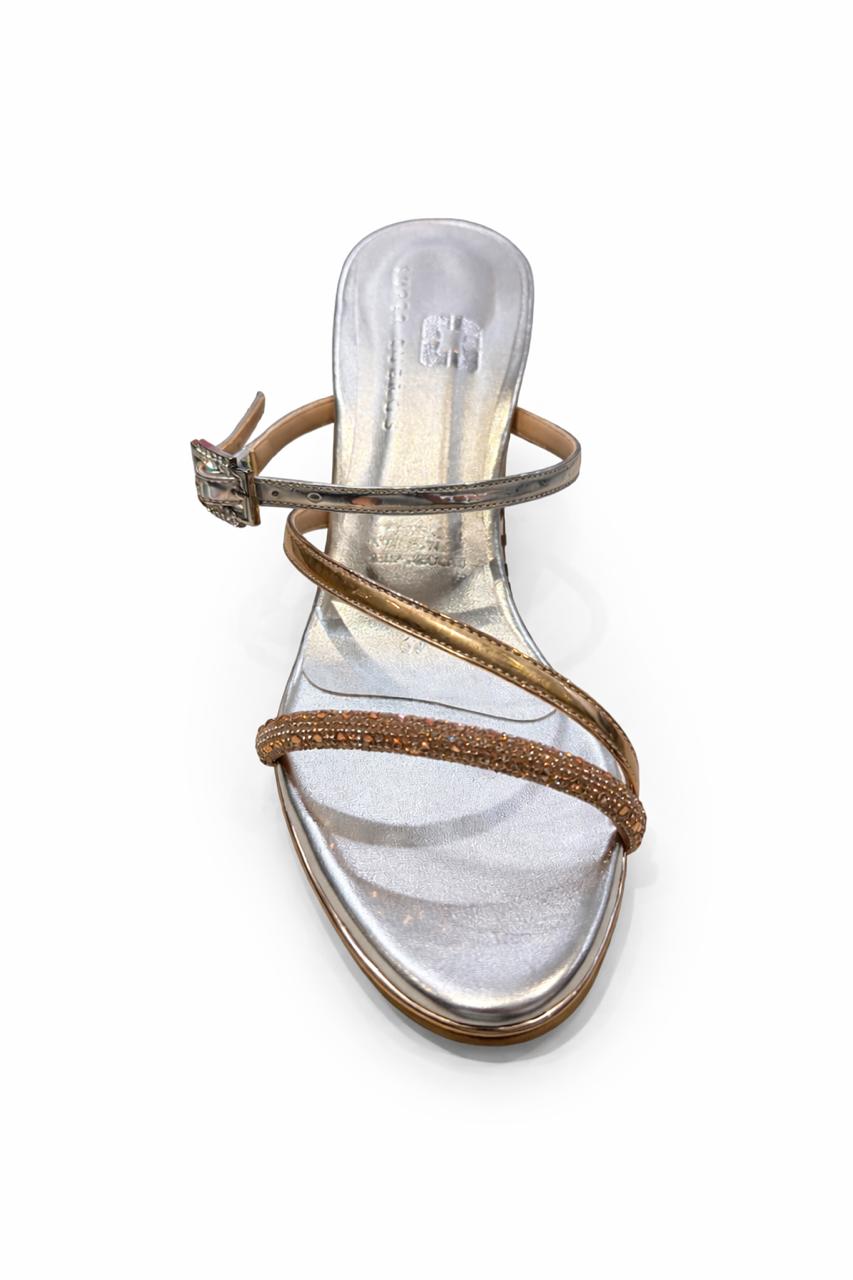 Sandalia en cuero color plateado con oro rosa