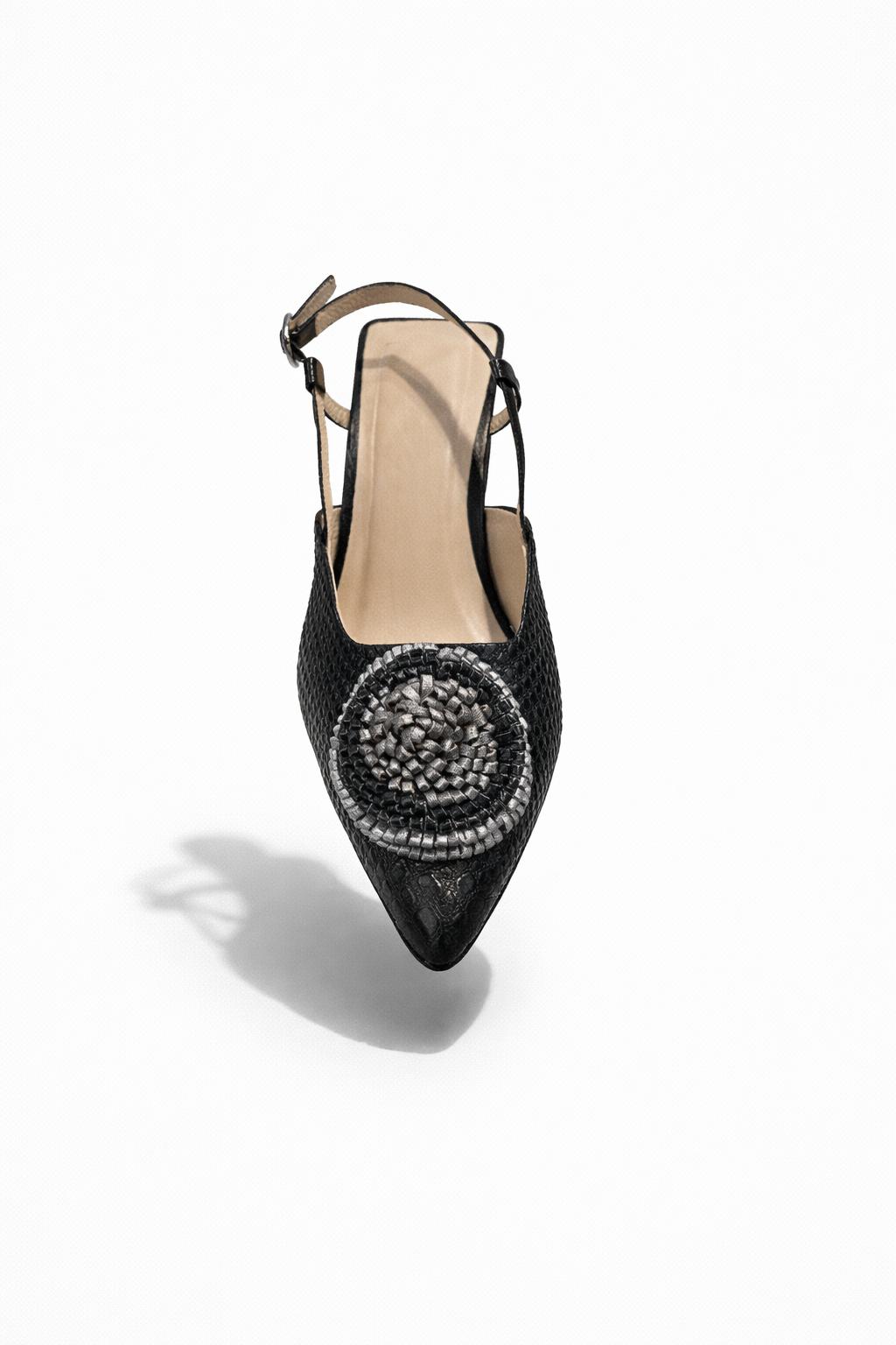 Zapato Negro con Aplique Decorativo