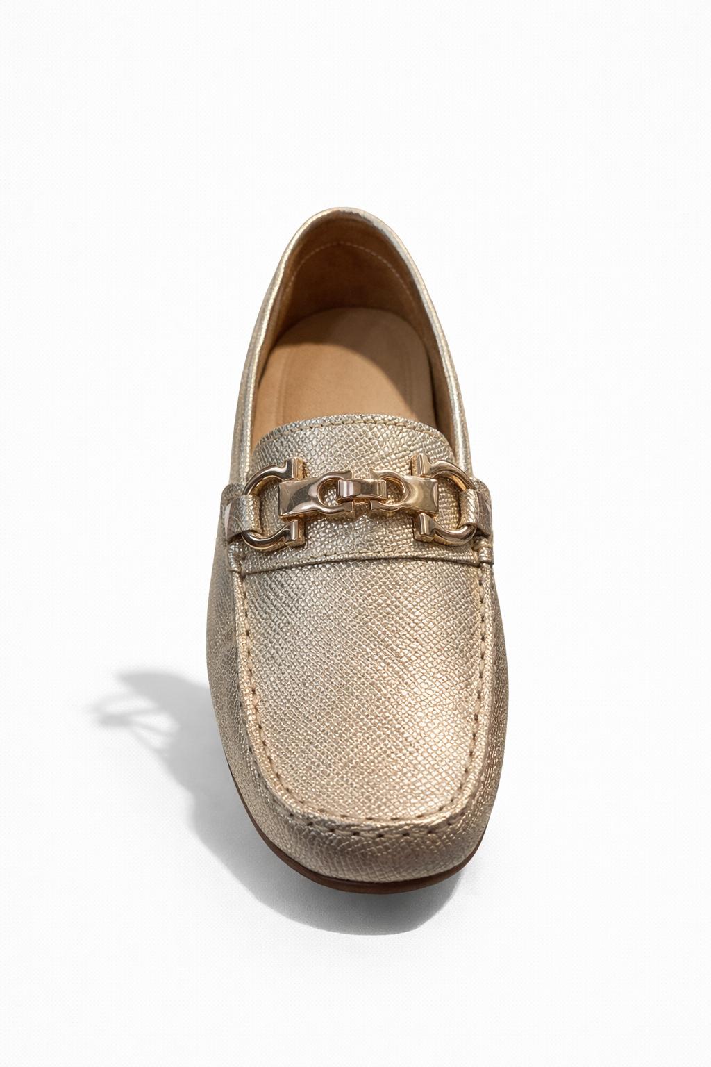 Mocasín Dorado con Herraje Decorativo