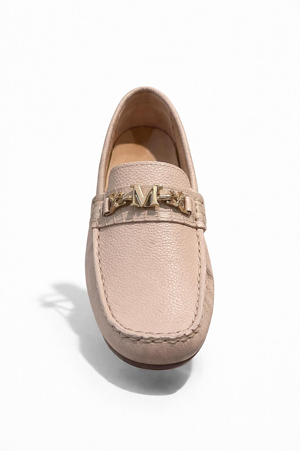 Mocasín beige con herraje dorado