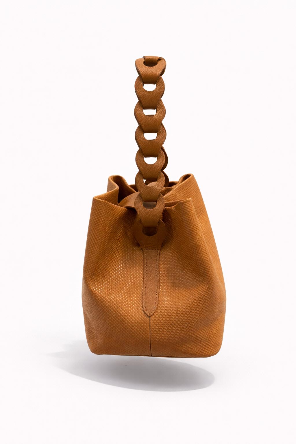Bolso de mano camel con asa tipo cadena