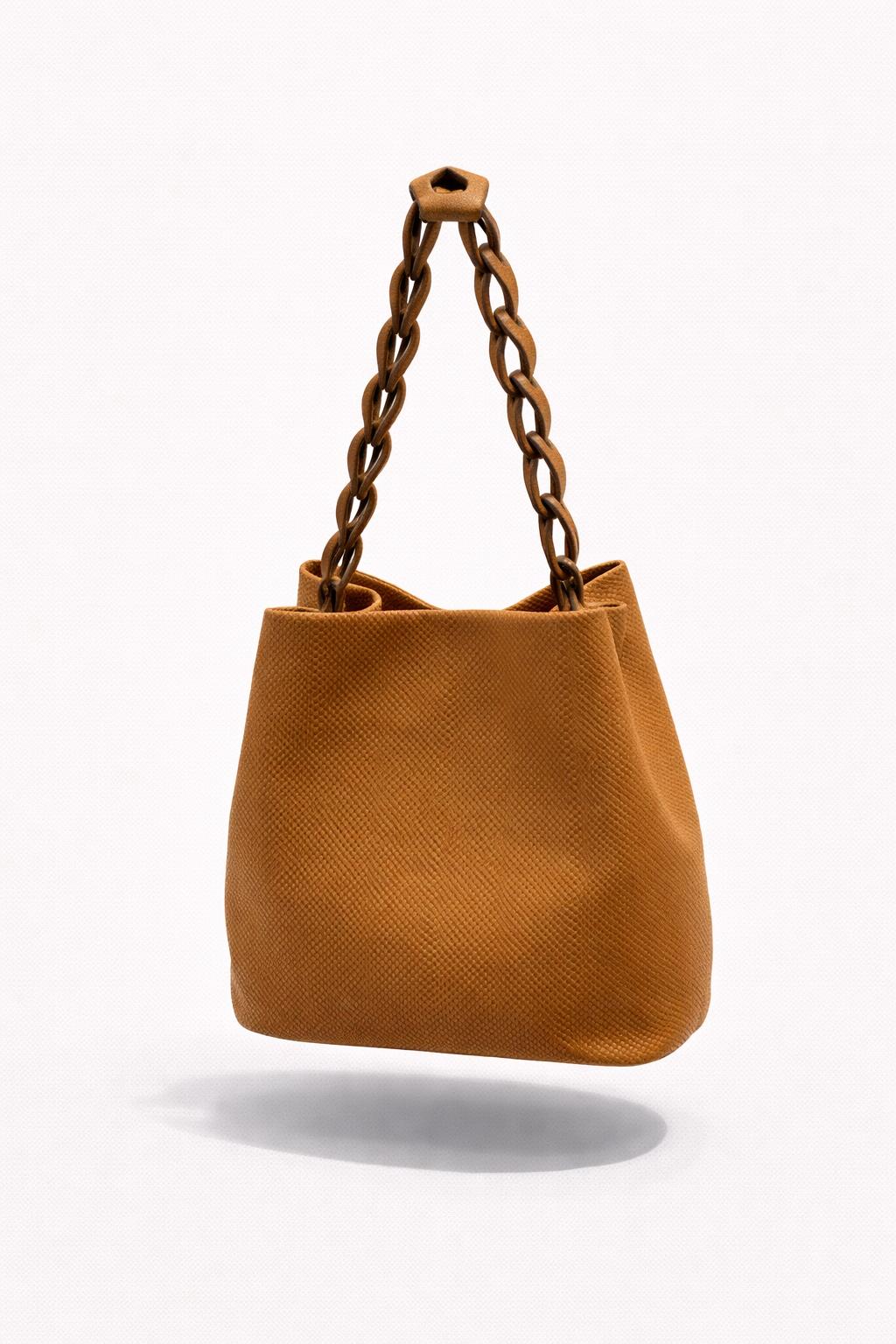 Bolso de mano camel con asa tipo cadena