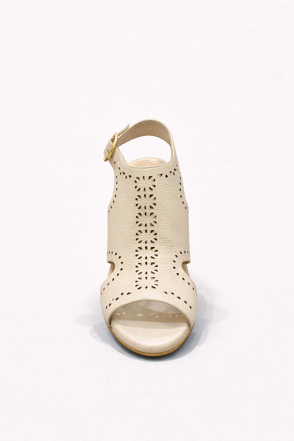 Sandalia en cuero color talco