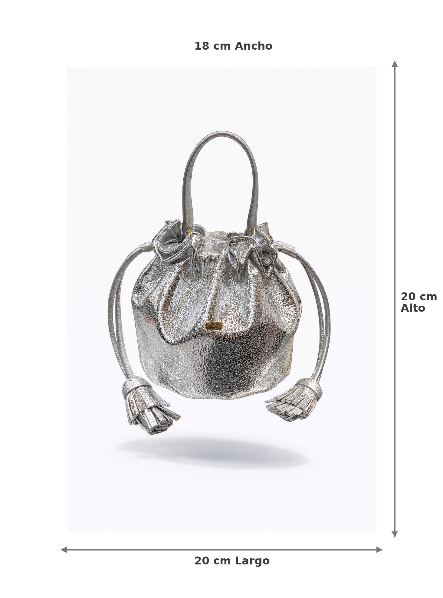Bolso bucket plateado con acabado metálico y borlas