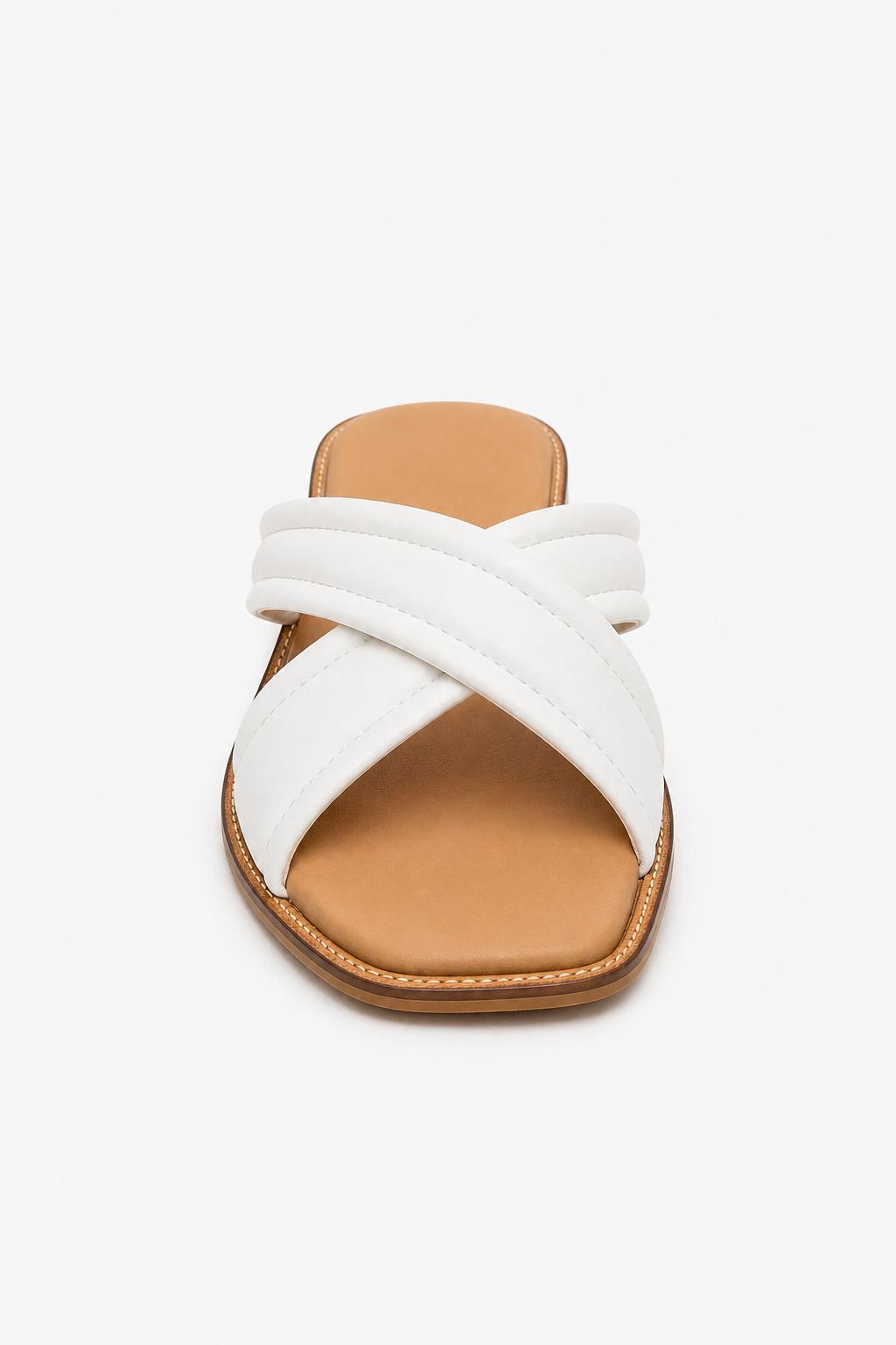 Sandalias bajas en tono blanco con diseño cruzado