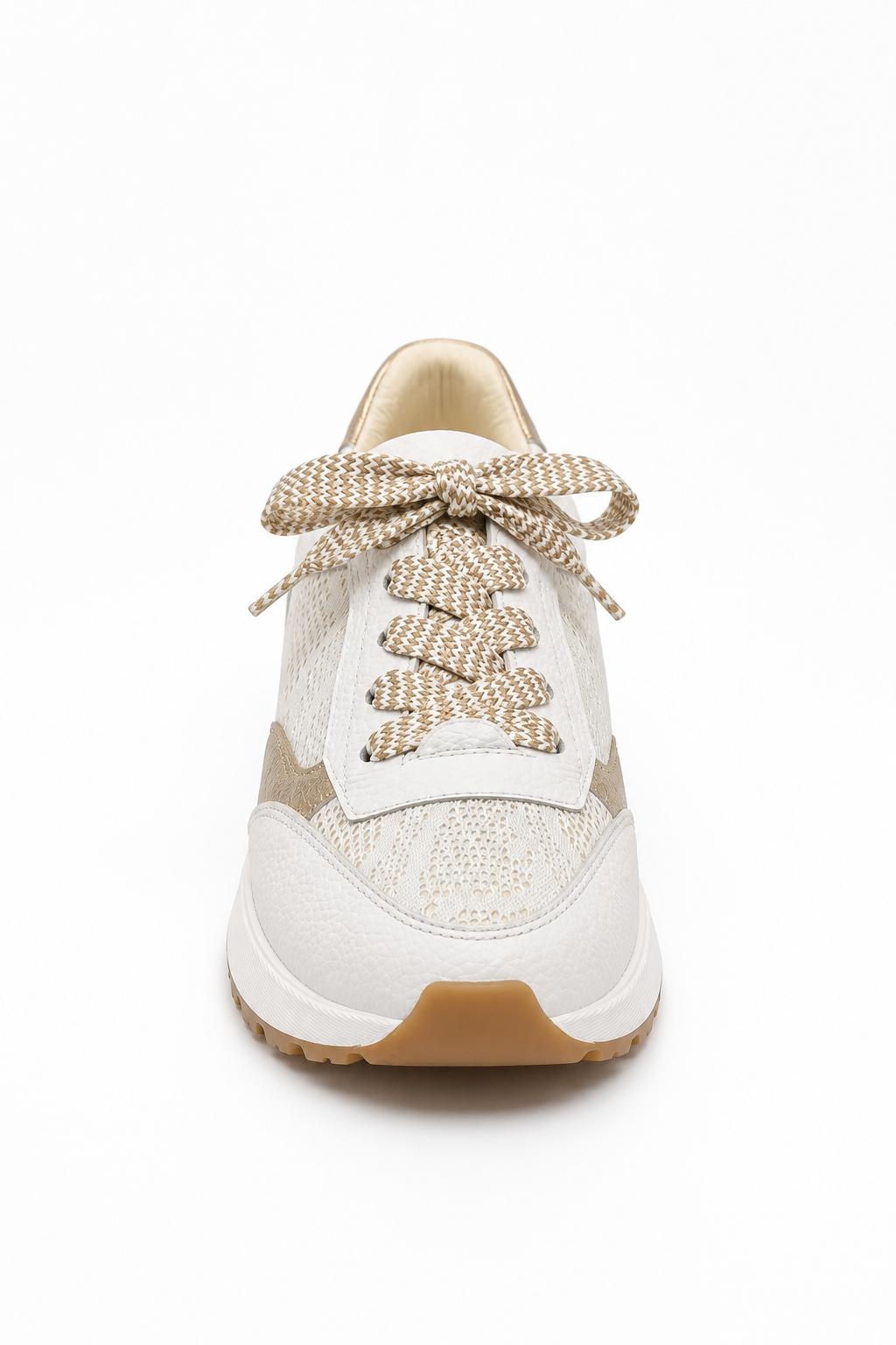 Tenis casual elegante para mujer en tonos blanco y dorado