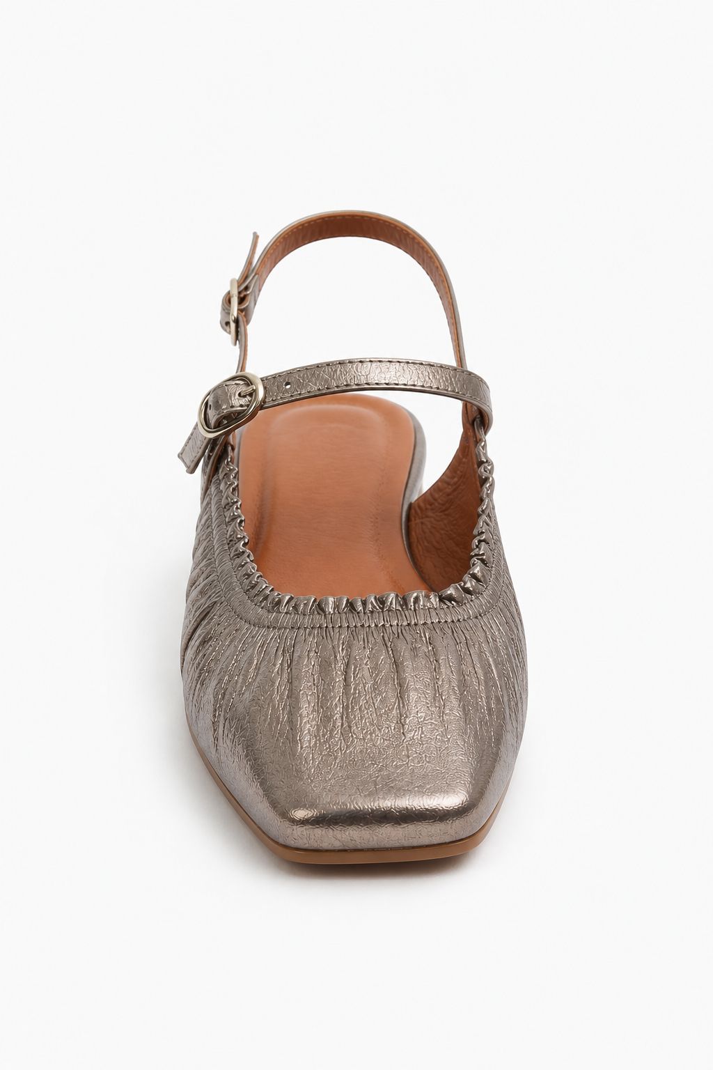 Zapato destalonado metálico con diseño fruncido y tacón bajo
