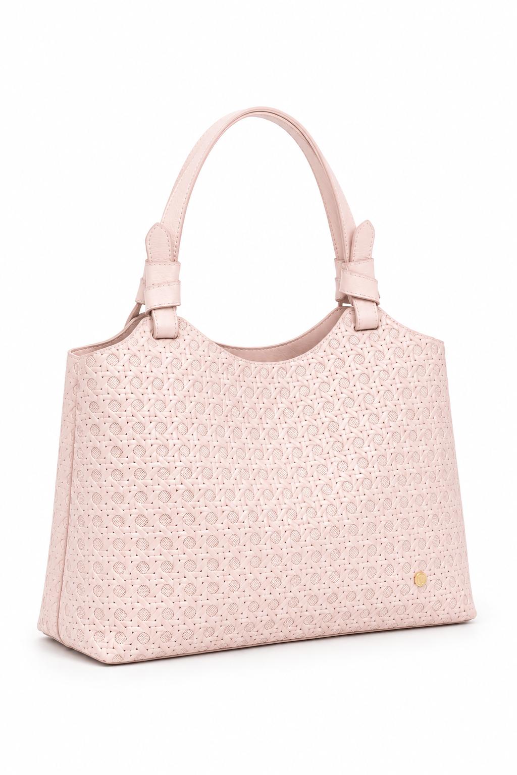 Bolso tono capuchino con textura grabada y asas estructuradas