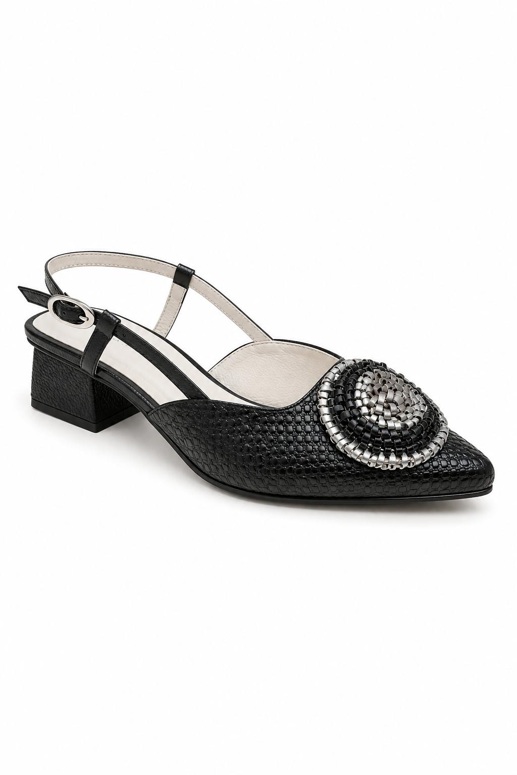 Zapato negro con aplique decorativo