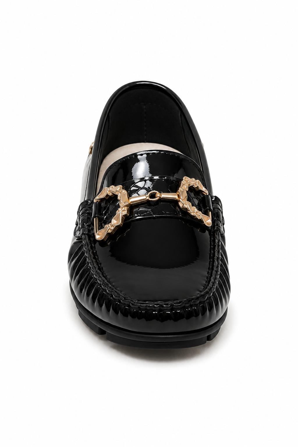 Zapato tipo mocasín charol negro con herraje dorado